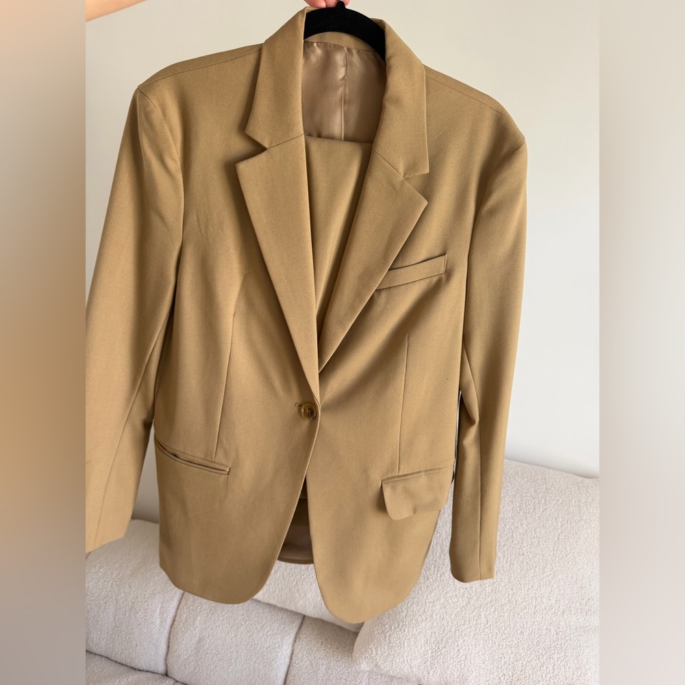 Arket Tailored Wool Suit Set zara cos butrym aritzia khaite toteme other stories